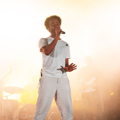 Sänger der Eventband begeistert mit einer emotionalen Ballade.